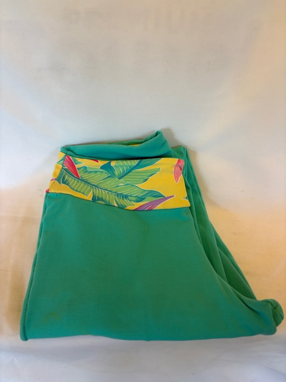 TURQUOISE WOMEN’s CAPRI YOGA LEGGINGS WITH TROPICAL PRINT WAISTBAND - - Picture 3 of 12